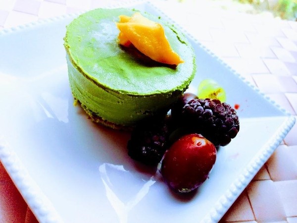 ローあんこが入った抹茶ケーキです