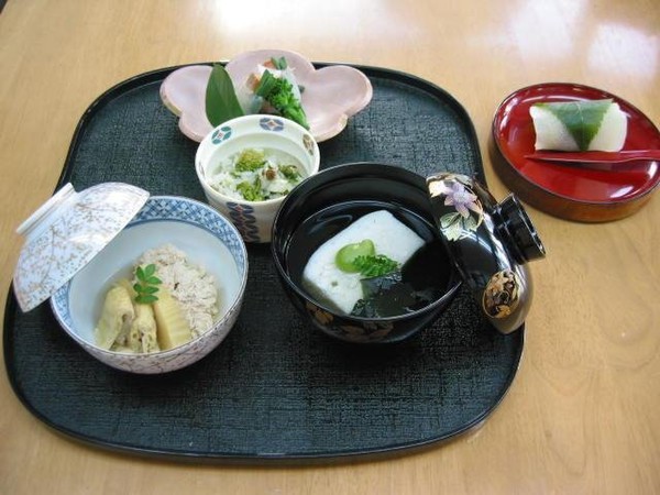 ２月春先取り
白魚真丈　鯛の子含煮　あん肝平目　蕗の薹飯