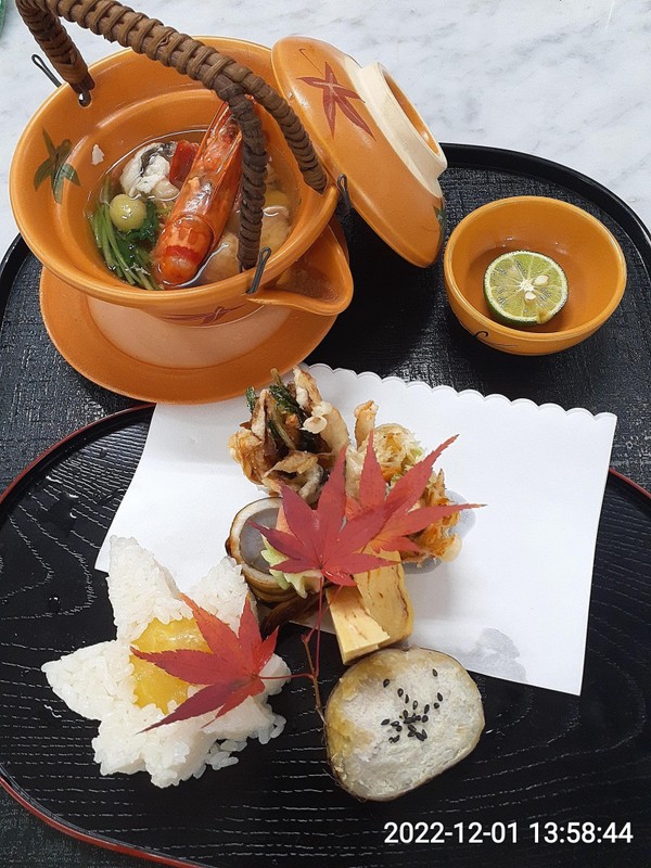 秋の点心　松茸の土瓶蒸し（鱧、松茸、銀杏）など