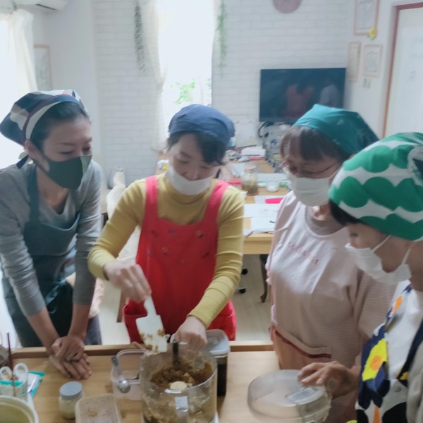 素材や発酵調味料の旨味を味を見ながら味を整えます