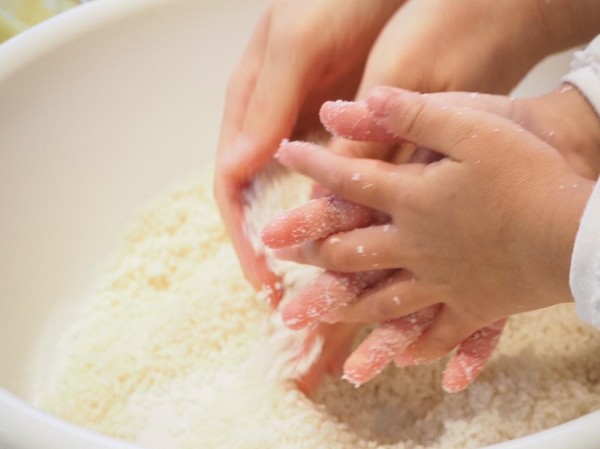 お味噌作り教室では小さなお子様もお手伝いしてくださいます。