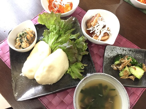 豚の角煮、エビチリの中華バンズ