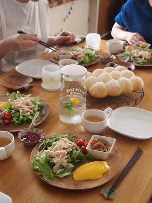 焼きたてパンと一緒にランチタイム！