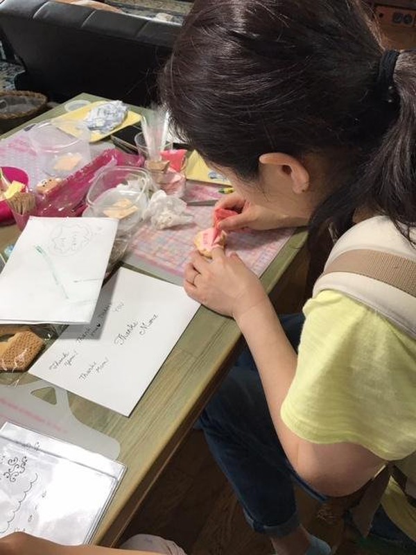 プライベートレッスン/お子様をおんぶして頑張ってます。
