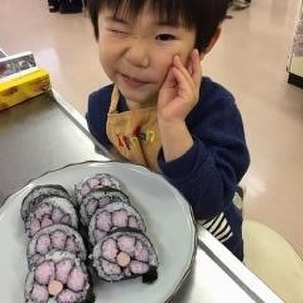 ３歳さんも、ご満悦♪出張レッスン　お花の飾り巻き寿司