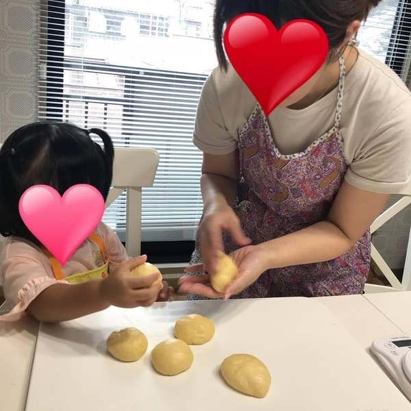 親子で仲良くパン作り