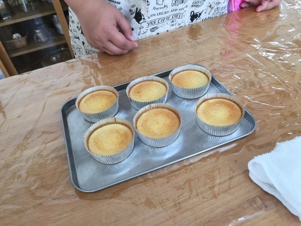 モンブランの土台作りの様子。アーモンドのスポンジです。