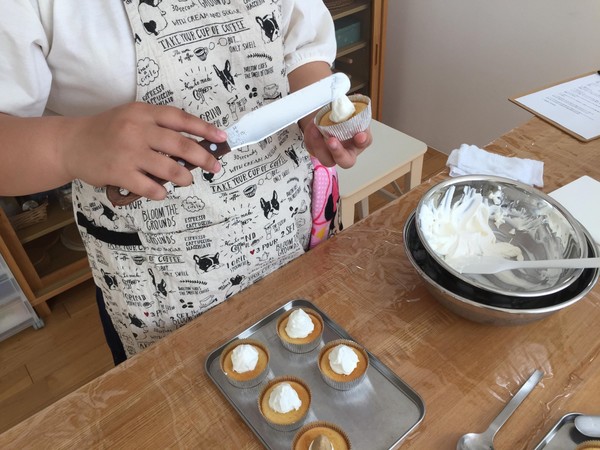 シャンティクリームで栗を覆います。