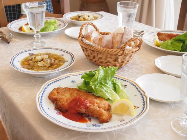 イタリア料理レッスンのテーブル。ミラノ風カツレツが大好評！