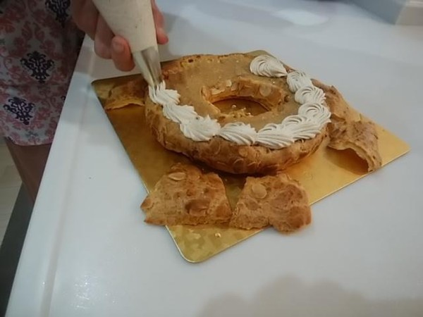 パリブレストにたっぷりクリームを絞っています！