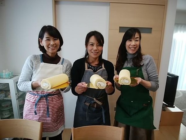 ロールケーキが完成してステキな笑顔😃