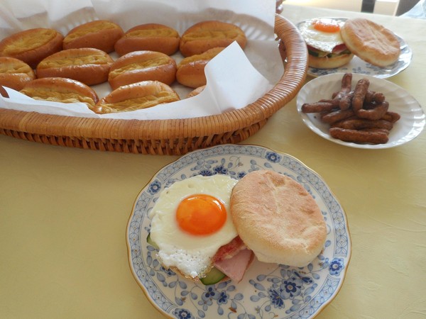 パン作りの後は、お楽しみの試食とドリンクとお喋りタイム