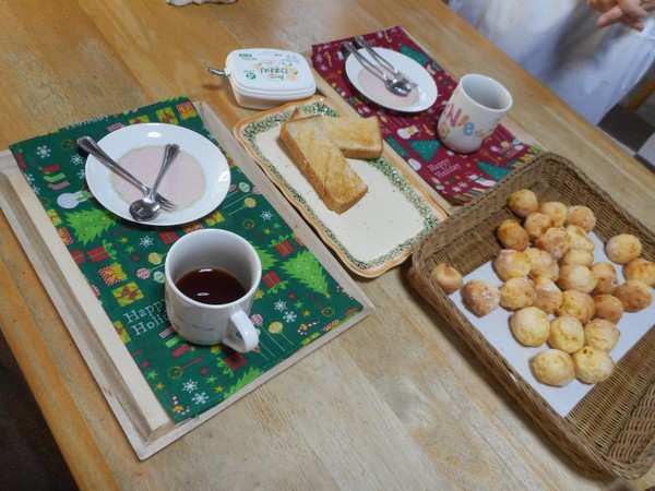 楽しい試食タイム。コラボのラーマさん商品も試食