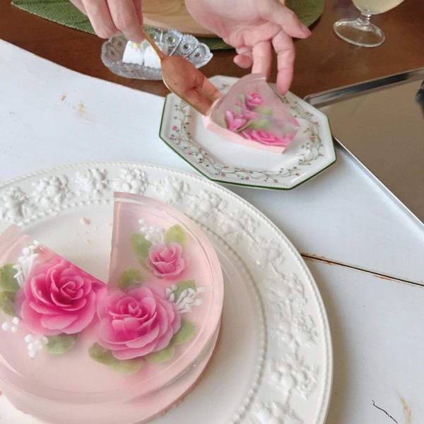 フラワーゼリーケーキレッスンでは講師の作ったケーキをご試食