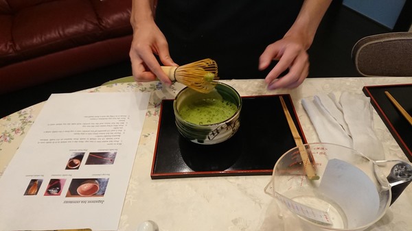 抹茶体験もできます。自分で作った和菓子と一緒に楽しめます。