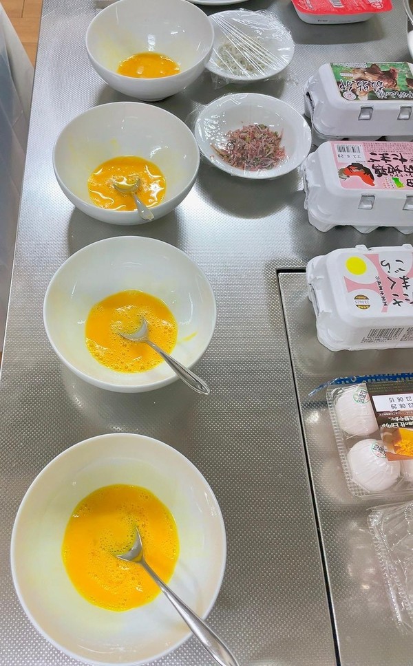 金曜の夜、みんなで卵かけご飯の試食会。マニアックすぎます・・