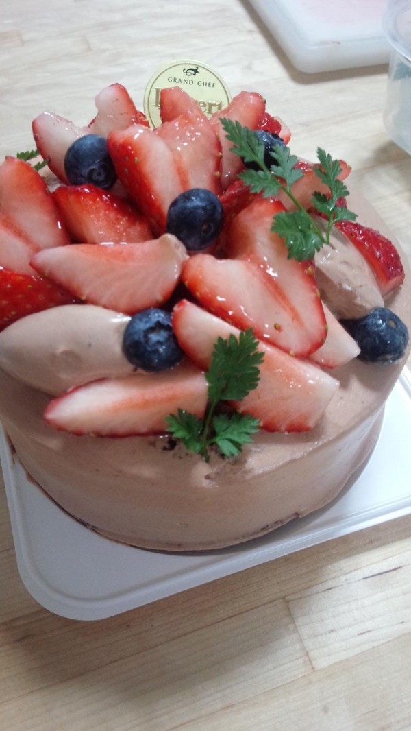 生徒様作。ハートの苺が流れる様に飾られて可愛らしいです。