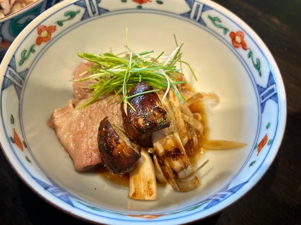 牛肉と松茸のすき煮をその場でお召し上がりいただきました。