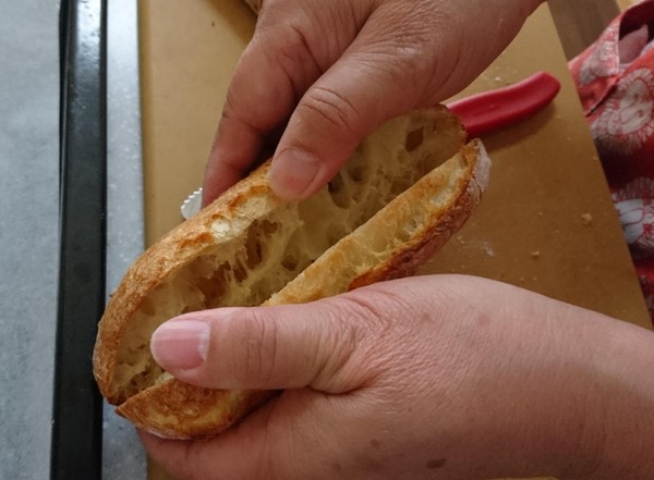 焼き上がったハードパンの内相チェックもします。