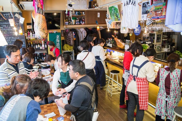 営業時間外のカフェバーをお借りして開催