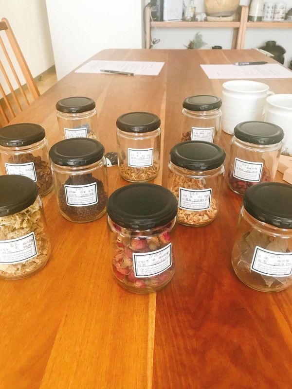 色々な茶材から自分専用のお茶を作ります