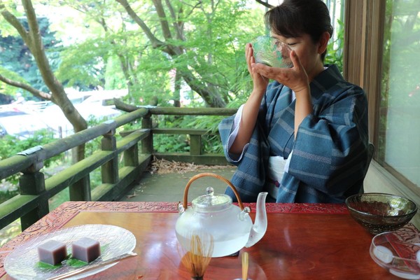 暑い日のヒトコマ。時には冷たいお茶で一服。