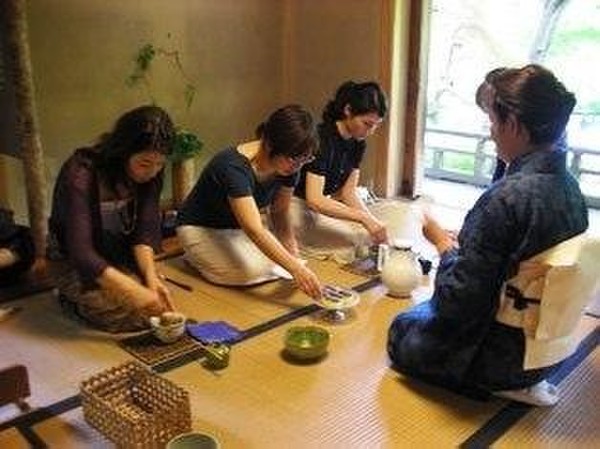 実際に皆さんで一服点てていただきます。