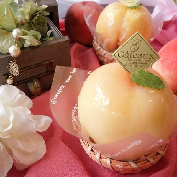 丸ごと桃のタルト。旬のフルーツを使ったケーキも✨