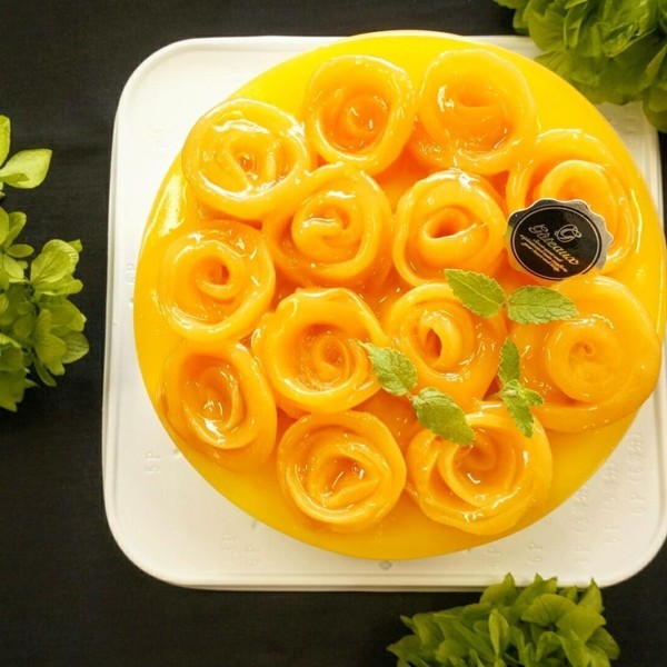 マンゴーレアチーズケーキ。マンゴーの果肉を薔薇に見立てて🌹