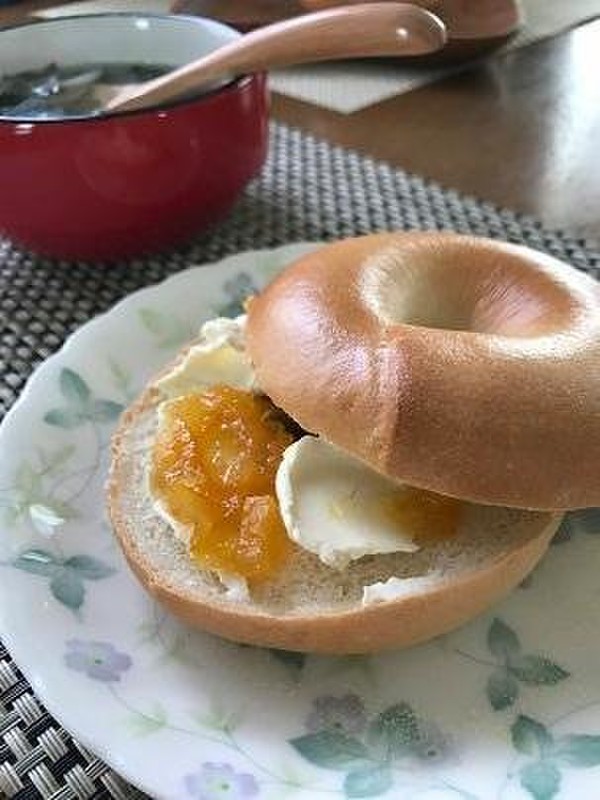 新玉ねぎのスープ、クリチと手作りマーマレードを挟んで❣