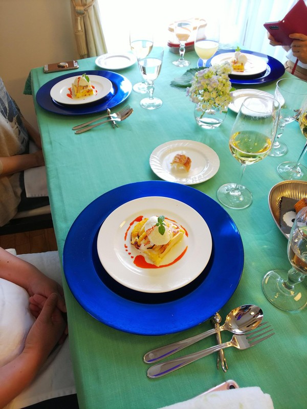 完成したデザートの試食風景です