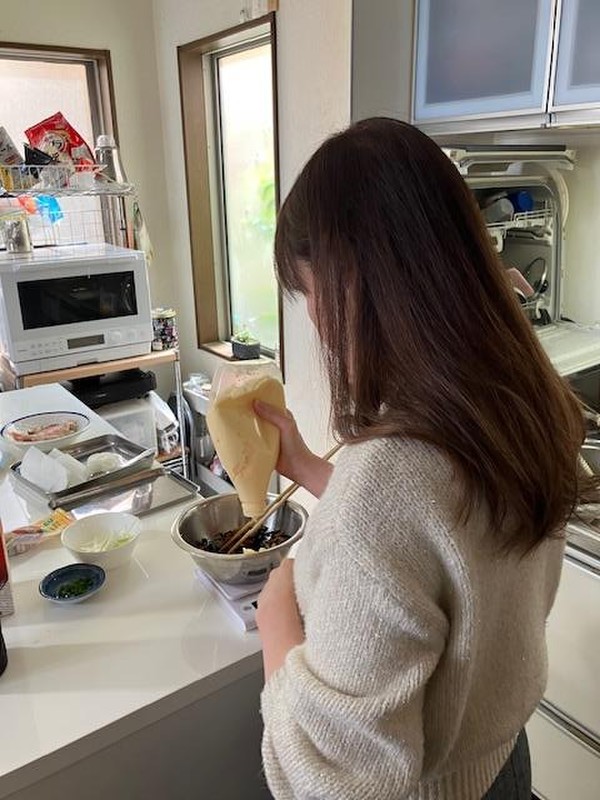 食品交換表を基に表5のマヨネーズを測定中～