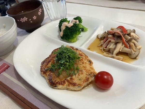 おろし大根青じそドレッシングかけ豆腐バーグは5.5単位。