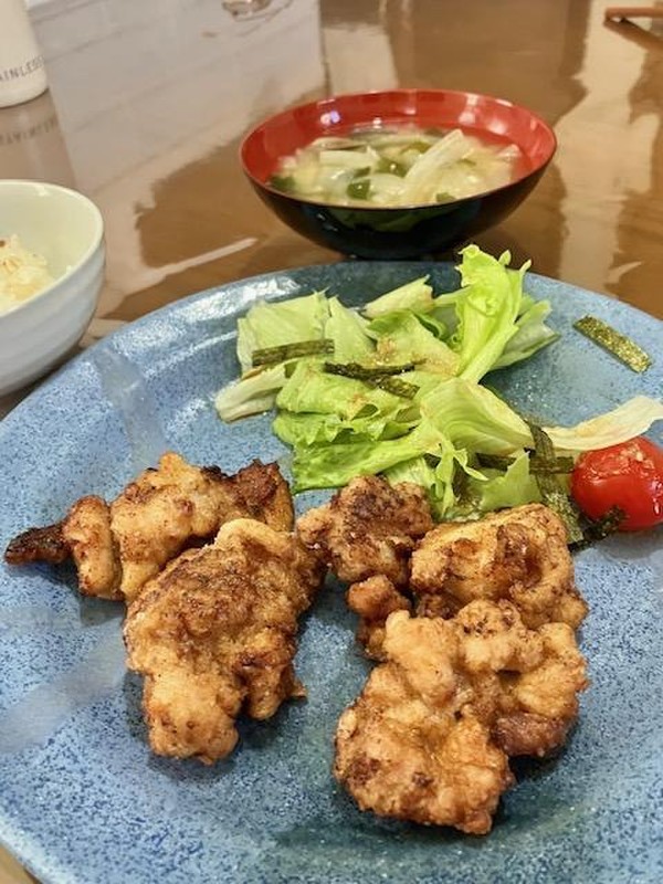 ジューシーな唐揚げがからりと揚がりました。