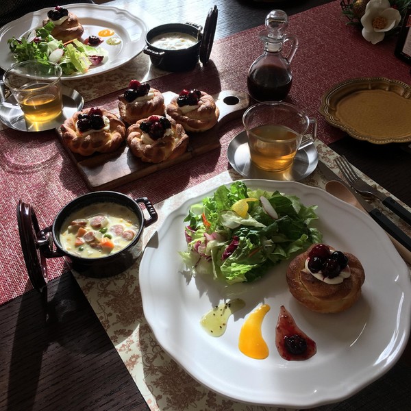 焼きたてのパンをサラダ、スープ（レシピ付き）と一緒に試食