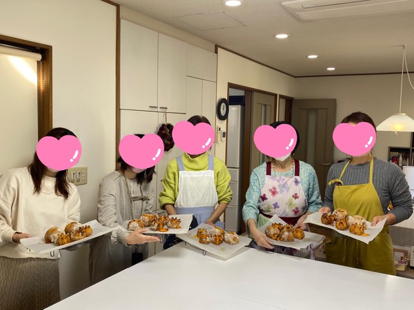 10代後半から70代までの女性が楽しくパン作り。