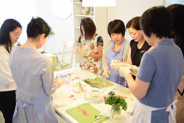 生ハムでバラを作りましょう。