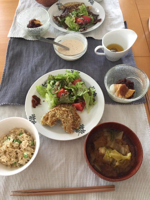 初夏のある日のメニュー。
メインは車麩のオーブン焼きです