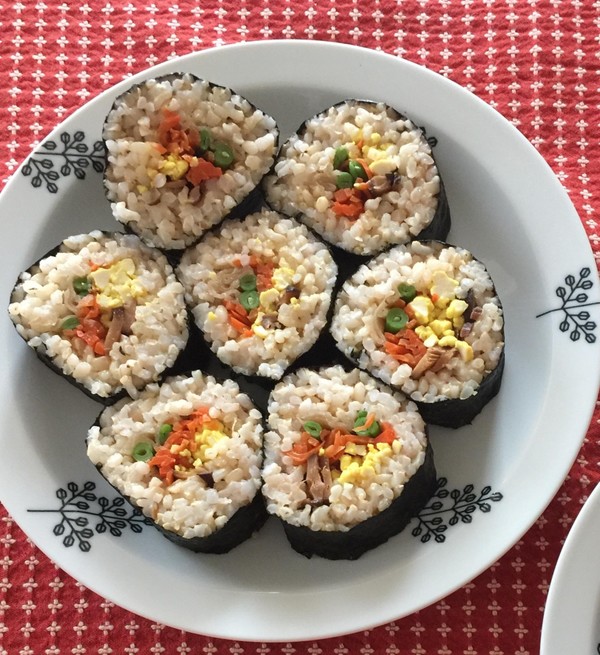 手巻き寿司。野菜の甘みとご飯の梅酢ですっきりとしたお味です。