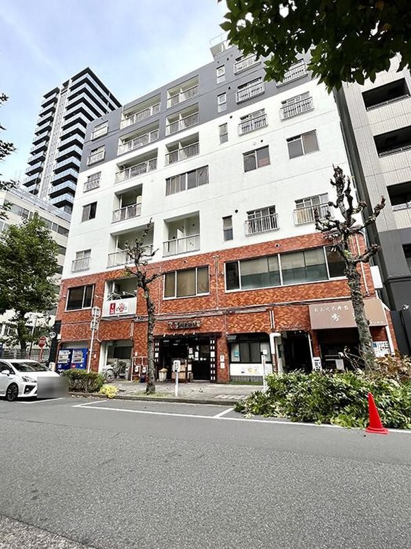 交通の便のよい、都心のビルの7階で、通いやすい！