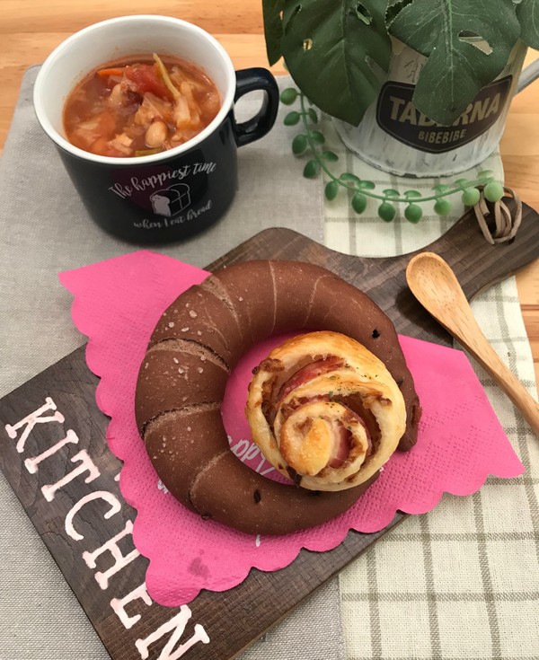 試食パンは講師作の焼きたてパンです。