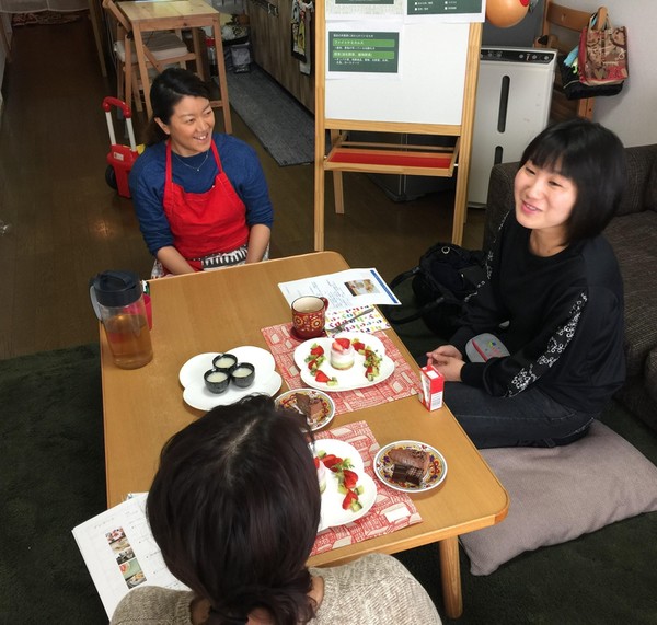 試食会の和やかな雰囲気。