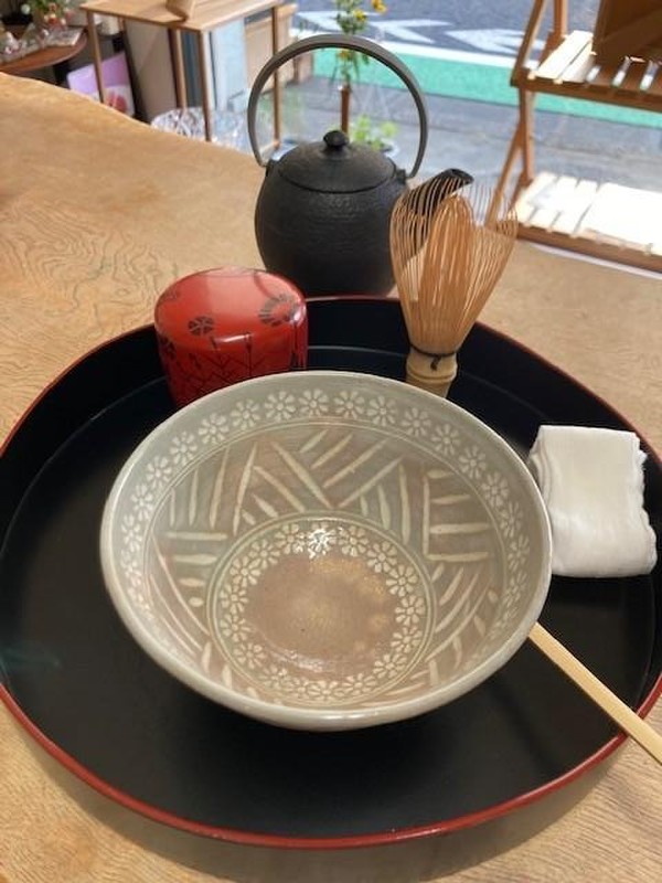 お盆の上で行う茶道。盆略手前です。