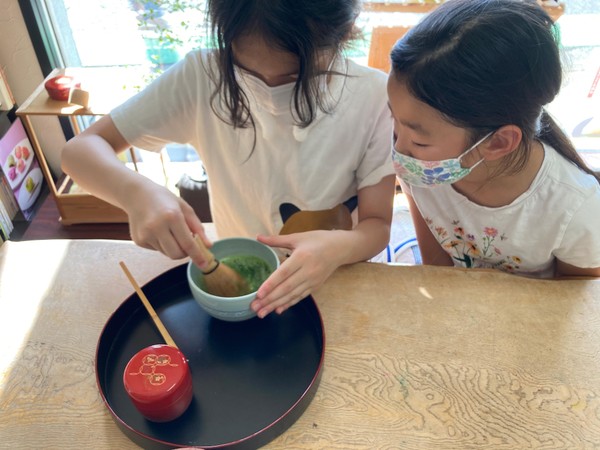 茶道体験の様子。楽しんでお抹茶を点てます。