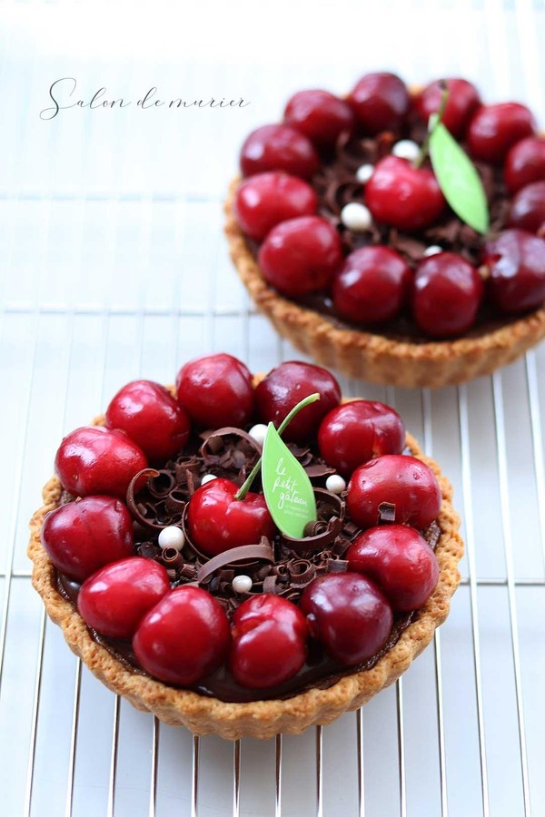手のひらサイズのチェリーとチョコレートのタルト