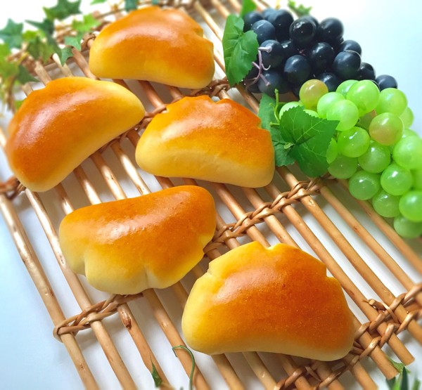 中のカスタードも手作りで作っていく人気の”クリームパン”