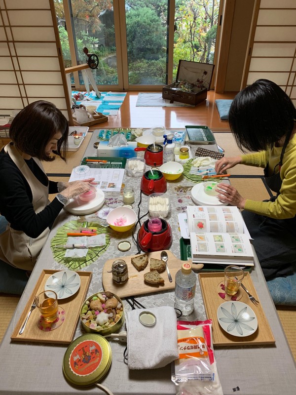 お庭が見える和室でゆったりとレッスンしています。