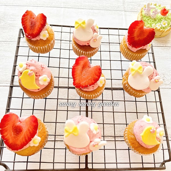 イチゴクリームのイースターミニカップケーキ ♡
