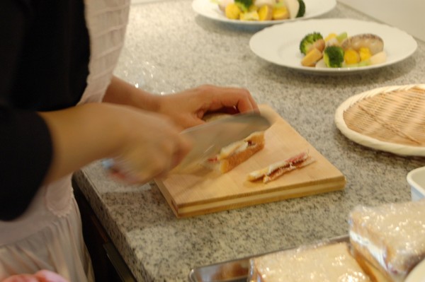 フルーツサンドは丁寧に切った美しい断面も美味しさのうち。