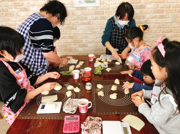 お母様だけではなく、未就学児から小学生まで皆様で作ります♪